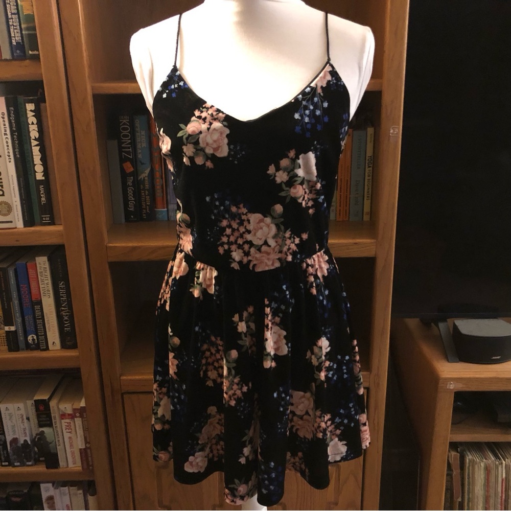 👗EUC H&M Divided Black Floral Romper